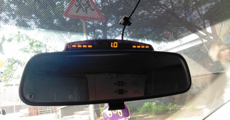 Дисплей парктроника над зеркалом заднего вида