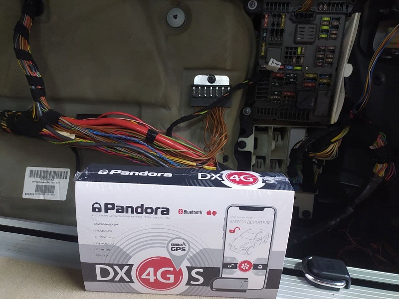 Фото установки сигнализации Pandora DX 4GS и иммобилайзера IGLA 200